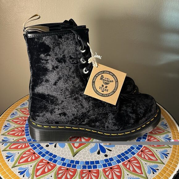 Dr. Doc Martens 1460 Vegan Crushed Velvet Womens Size 8 Boots Black Laces 8-Eye - Picture 2 of 8